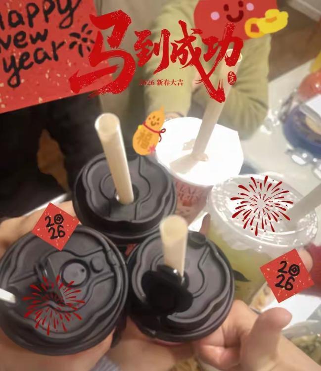 马伊琍和俩女儿一起跨年,爱马和妈妈素颜同框抢镜,越长越像了(图3) 马伊琍和俩女儿一起跨年,爱马和妈妈素颜同框抢镜,越长越像了(图3)