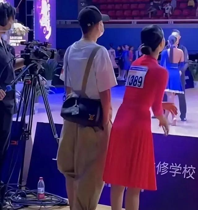 马伊琍和俩女儿一起跨年,爱马和妈妈素颜同框抢镜,越长越像了(图6) 马伊琍和俩女儿一起跨年,爱马和妈妈素颜同框抢镜,越长越像了(图6)