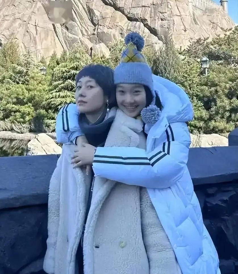 马伊琍和俩女儿一起跨年,爱马和妈妈素颜同框抢镜,越长越像了(图5) 马伊琍和俩女儿一起跨年,爱马和妈妈素颜同框抢镜,越长越像了(图5)