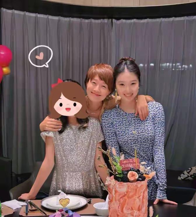 马伊琍和俩女儿一起跨年,爱马和妈妈素颜同框抢镜,越长越像了(图4) 马伊琍和俩女儿一起跨年,爱马和妈妈素颜同框抢镜,越长越像了(图4)