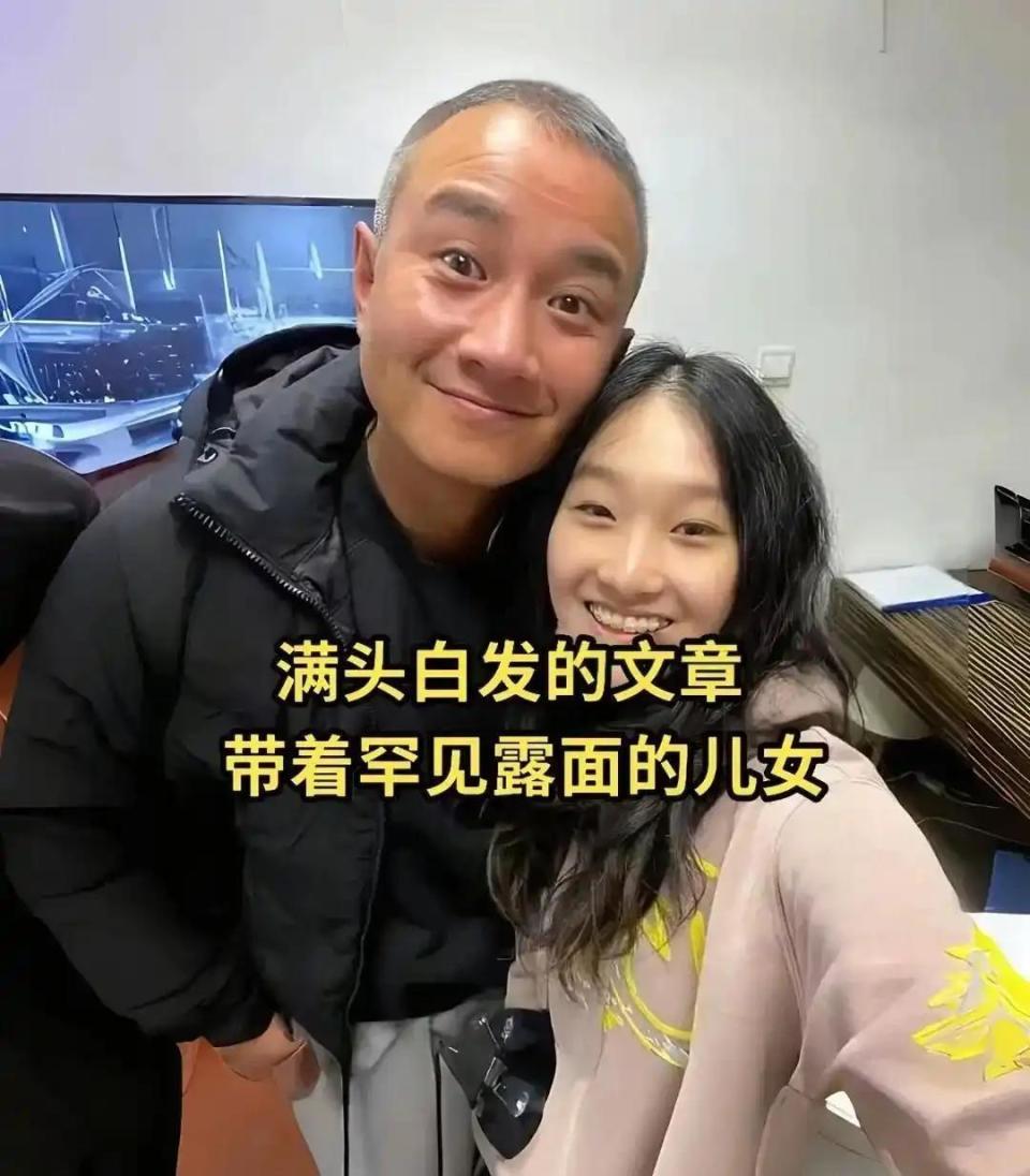 马伊琍和俩女儿一起跨年,爱马和妈妈素颜同框抢镜,越长越像了(图7) 马伊琍和俩女儿一起跨年,爱马和妈妈素颜同框抢镜,越长越像了(图7)