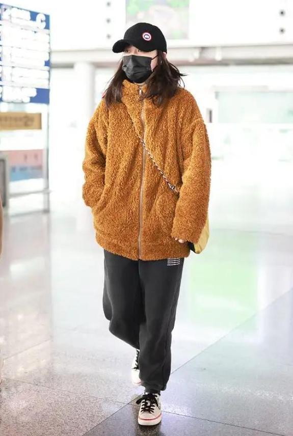 梅婷又不走寻常路，穿泰迪熊外套配运动裤走机场，还好气质撑得住(图2)
