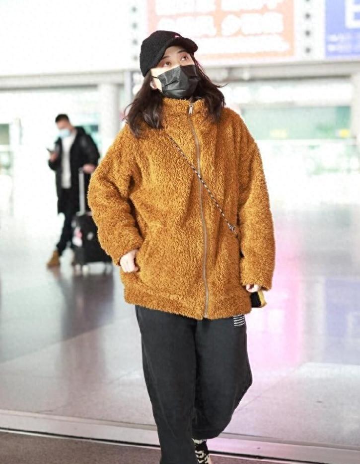 梅婷又不走寻常路，穿泰迪熊外套配运动裤走机场，还好气质撑得住(图1)