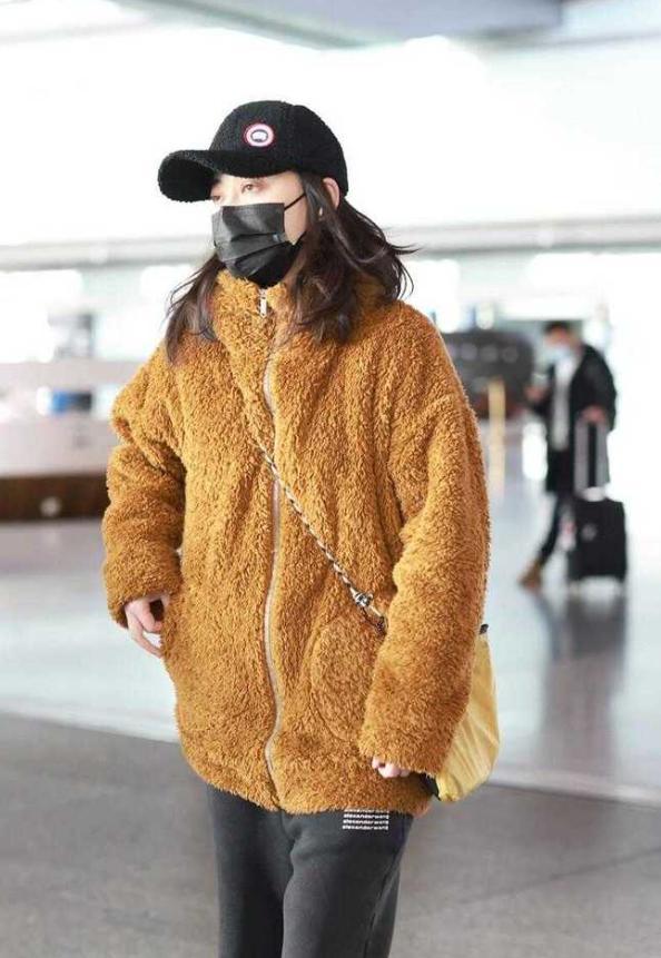 梅婷又不走寻常路，穿泰迪熊外套配运动裤走机场，还好气质撑得住(图3)