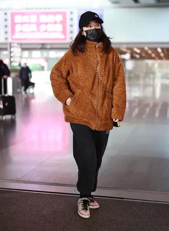 梅婷又不走寻常路，穿泰迪熊外套配运动裤走机场，还好气质撑得住(图6)