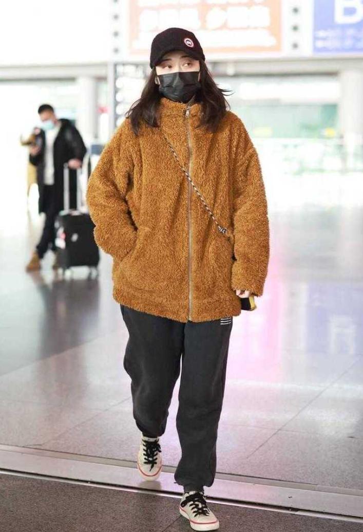梅婷又不走寻常路，穿泰迪熊外套配运动裤走机场，还好气质撑得住(图4)