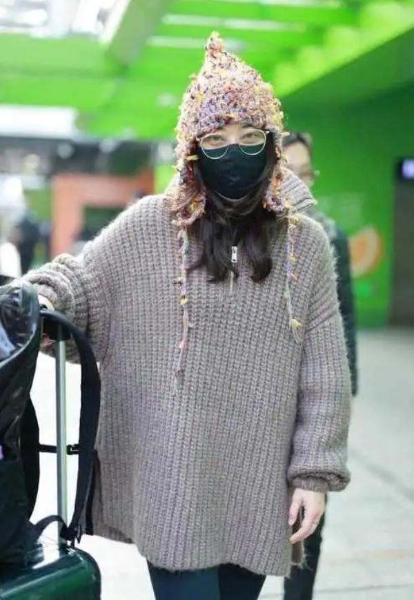 梅婷又不走寻常路，穿泰迪熊外套配运动裤走机场，还好气质撑得住(图7)