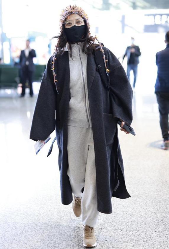 梅婷又不走寻常路，穿泰迪熊外套配运动裤走机场，还好气质撑得住(图9)