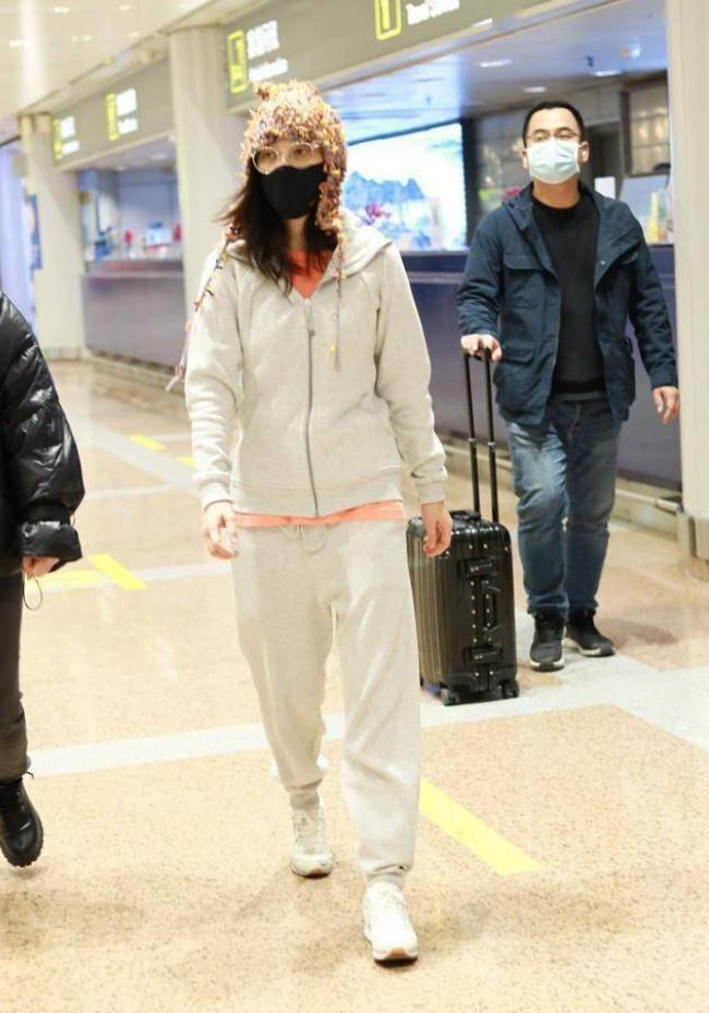 梅婷又不走寻常路，穿泰迪熊外套配运动裤走机场，还好气质撑得住(图10)