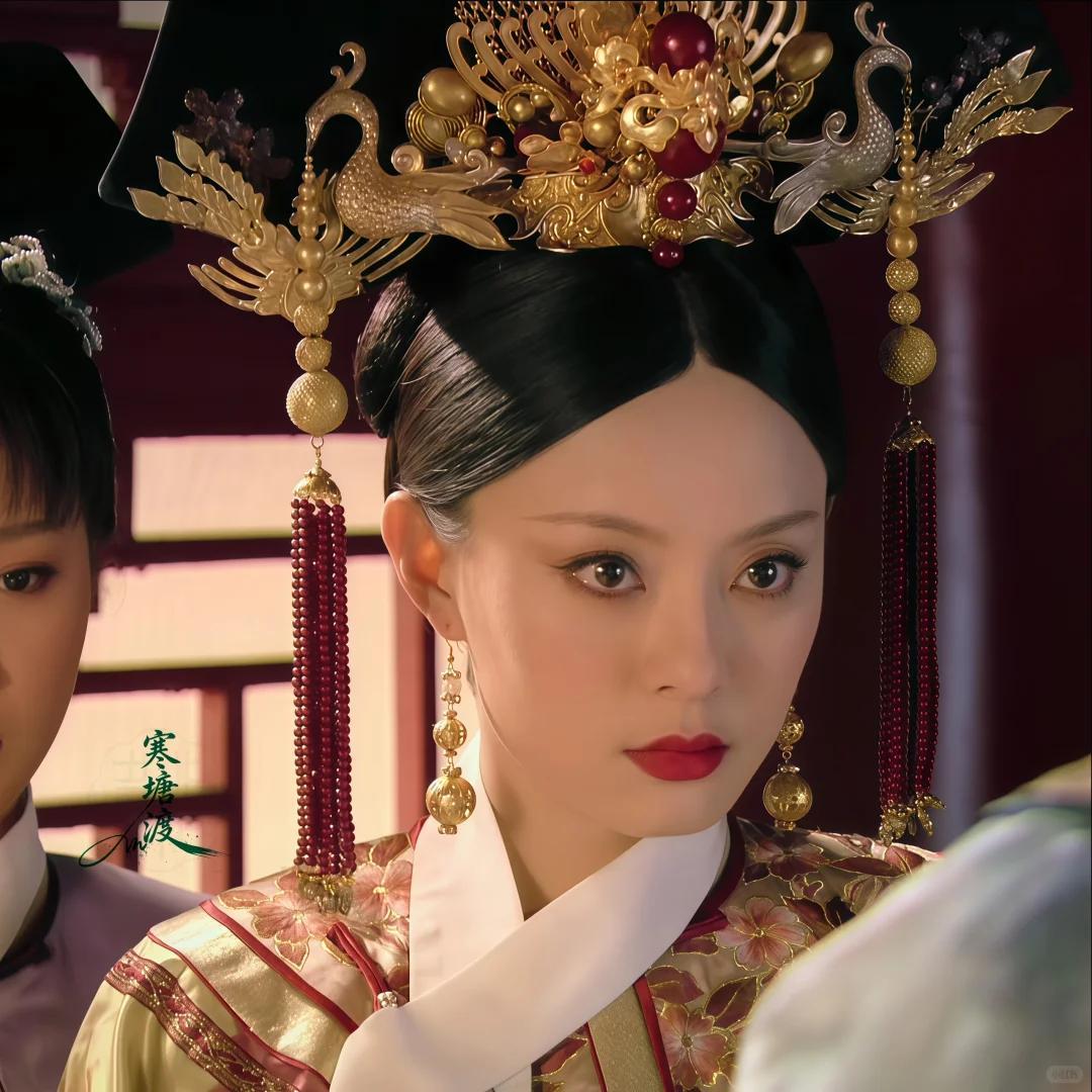 43岁孙俪苏州拍戏一脸凶相！对粉丝翻白眼好吓人，助理追着路人撵(图4)