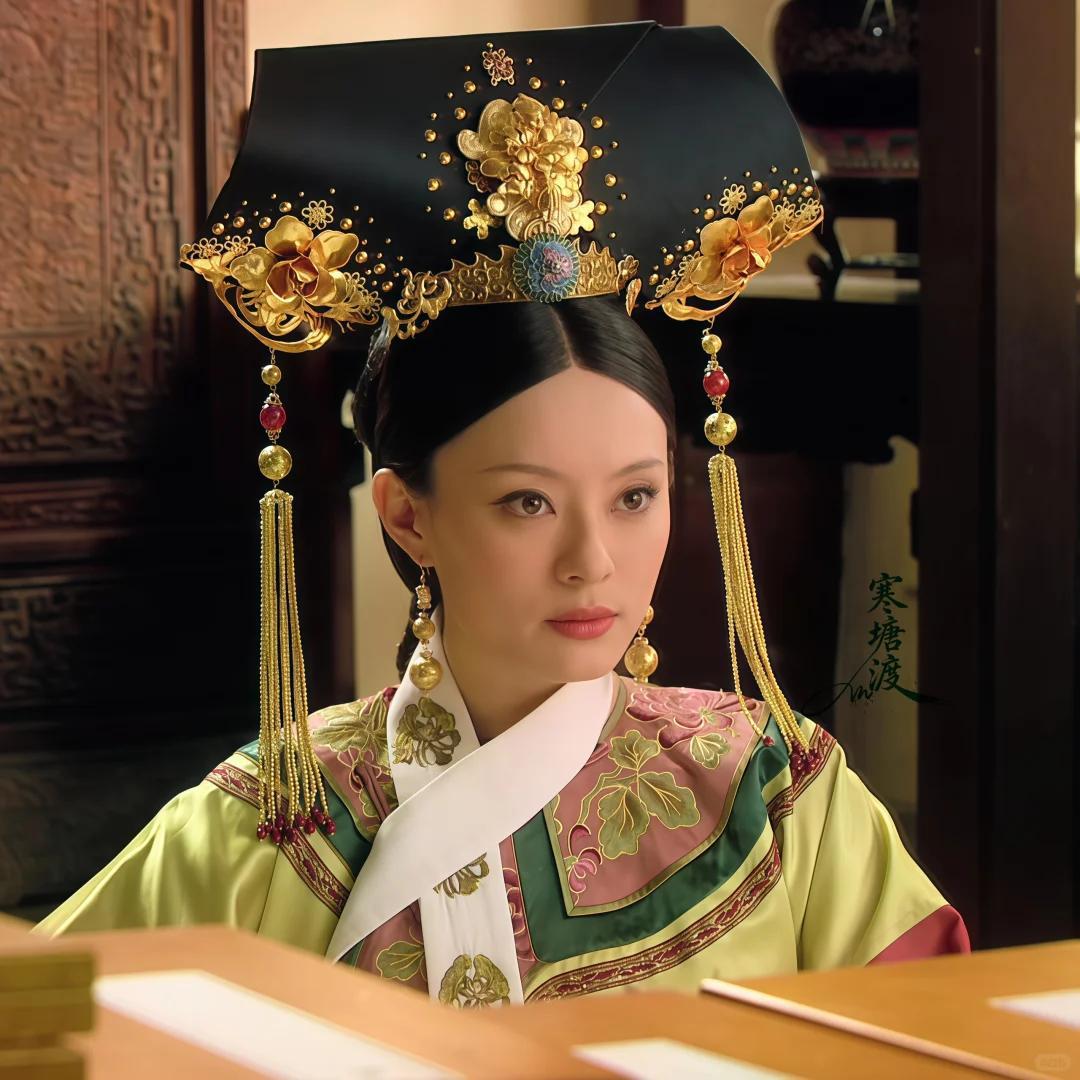 43岁孙俪苏州拍戏一脸凶相！对粉丝翻白眼好吓人，助理追着路人撵(图5)