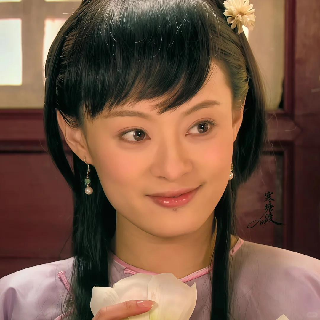 43岁孙俪苏州拍戏一脸凶相！对粉丝翻白眼好吓人，助理追着路人撵(图6)