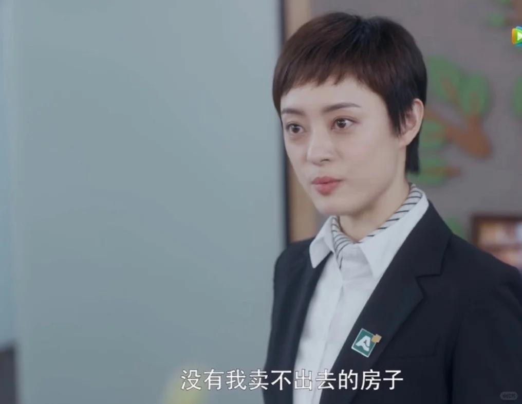 43岁孙俪苏州拍戏一脸凶相！对粉丝翻白眼好吓人，助理追着路人撵(图8)