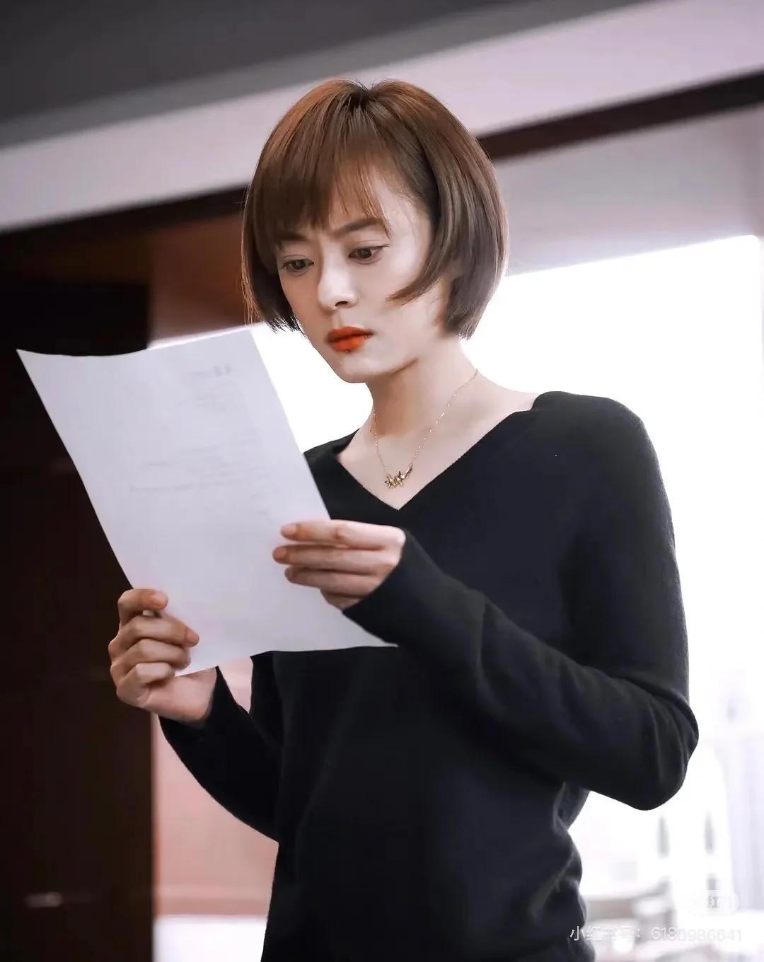 43岁孙俪苏州拍戏一脸凶相！对粉丝翻白眼好吓人，助理追着路人撵(图9)