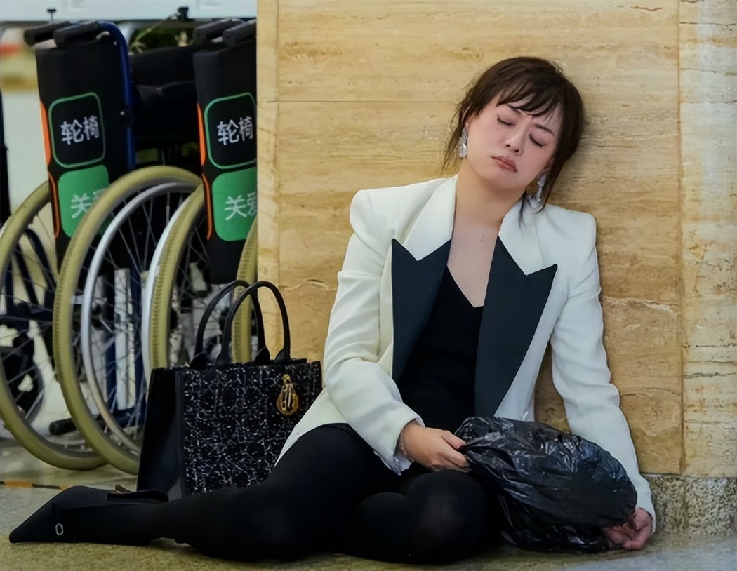 43岁孙俪苏州拍戏一脸凶相！对粉丝翻白眼好吓人，助理追着路人撵(图10)