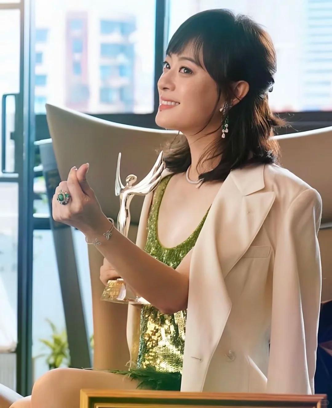 43岁孙俪苏州拍戏一脸凶相！对粉丝翻白眼好吓人，助理追着路人撵(图11)