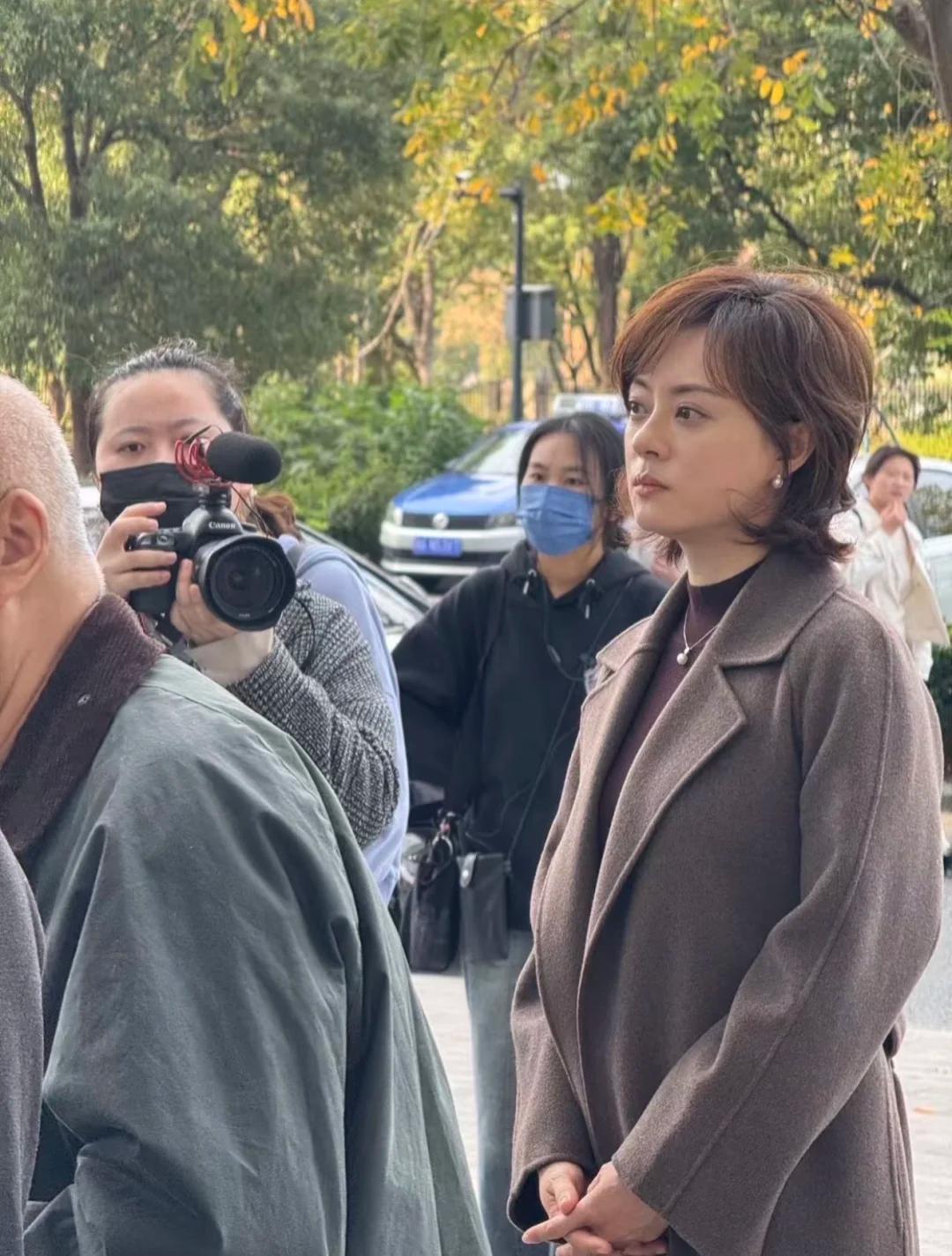 43岁孙俪苏州拍戏一脸凶相！对粉丝翻白眼好吓人，助理追着路人撵(图19)