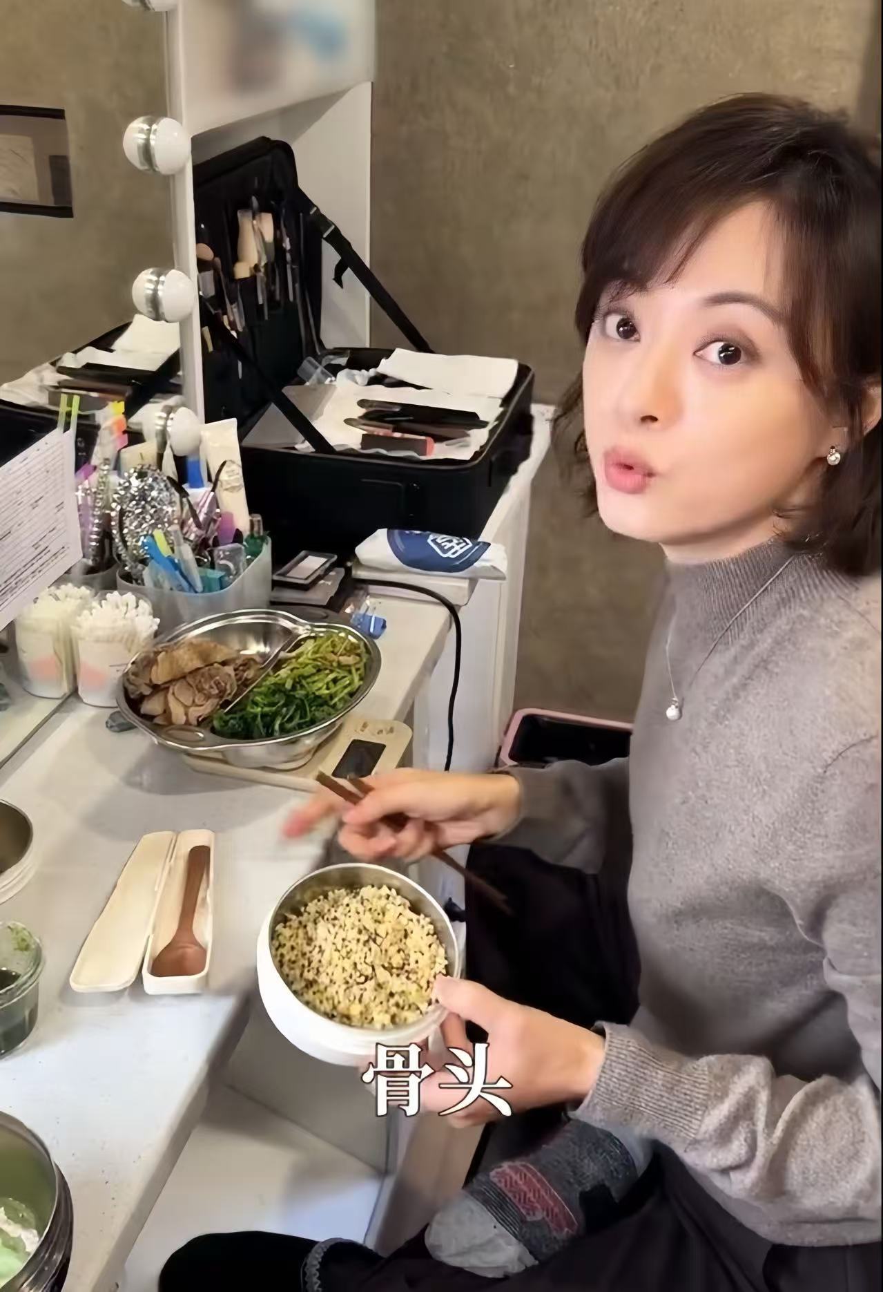 43岁孙俪苏州拍戏一脸凶相！对粉丝翻白眼好吓人，助理追着路人撵(图17)