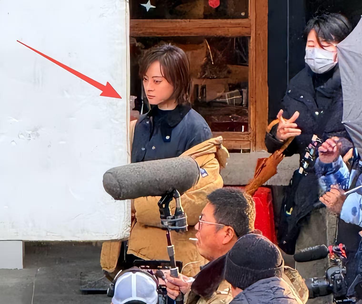 43岁孙俪苏州拍戏一脸凶相！对粉丝翻白眼好吓人，助理追着路人撵(图20)