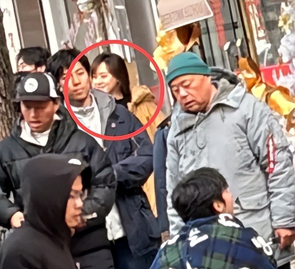 43岁孙俪苏州拍戏一脸凶相！对粉丝翻白眼好吓人，助理追着路人撵(图21)