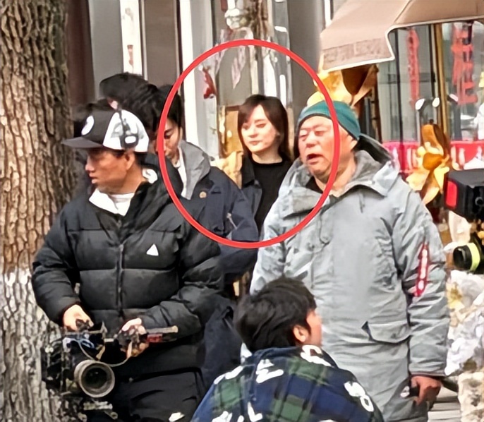 43岁孙俪苏州拍戏一脸凶相！对粉丝翻白眼好吓人，助理追着路人撵(图22)