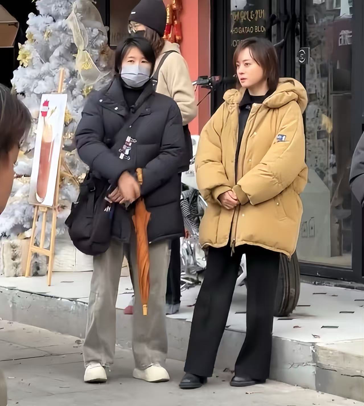 43岁孙俪苏州拍戏一脸凶相！对粉丝翻白眼好吓人，助理追着路人撵(图23)
