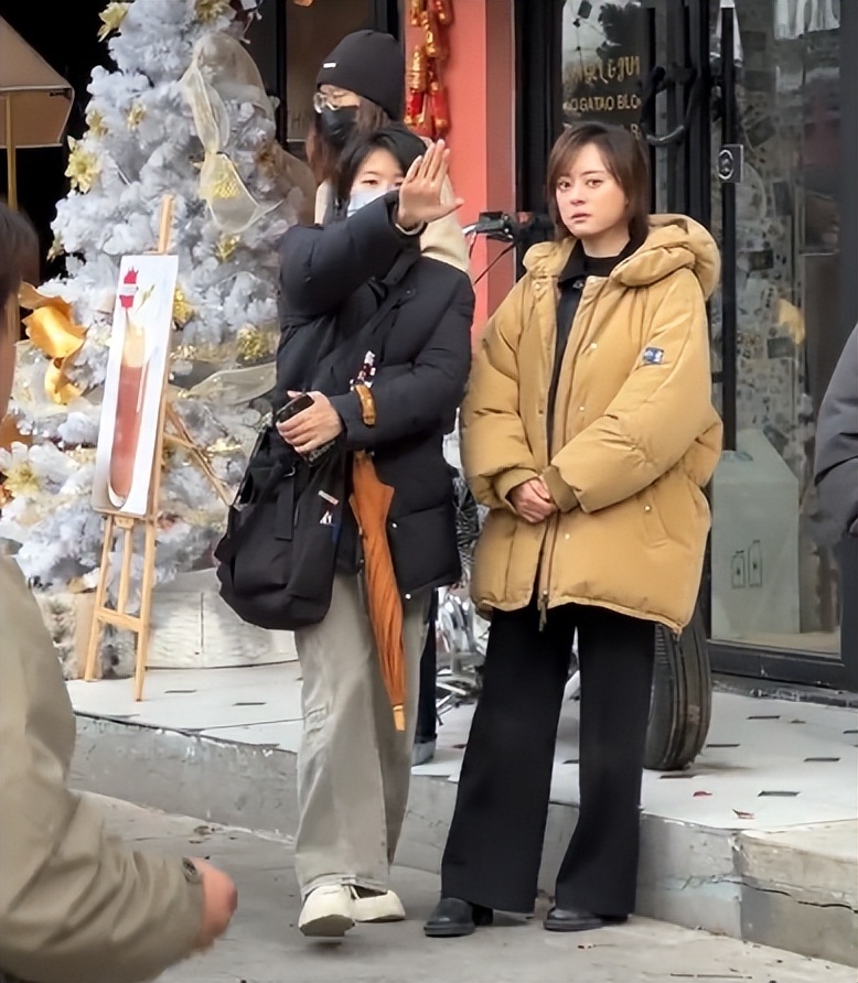 43岁孙俪苏州拍戏一脸凶相！对粉丝翻白眼好吓人，助理追着路人撵(图24)