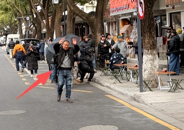 43岁孙俪苏州拍戏一脸凶相！对粉丝翻白眼好吓人，助理追着路人撵(图26)