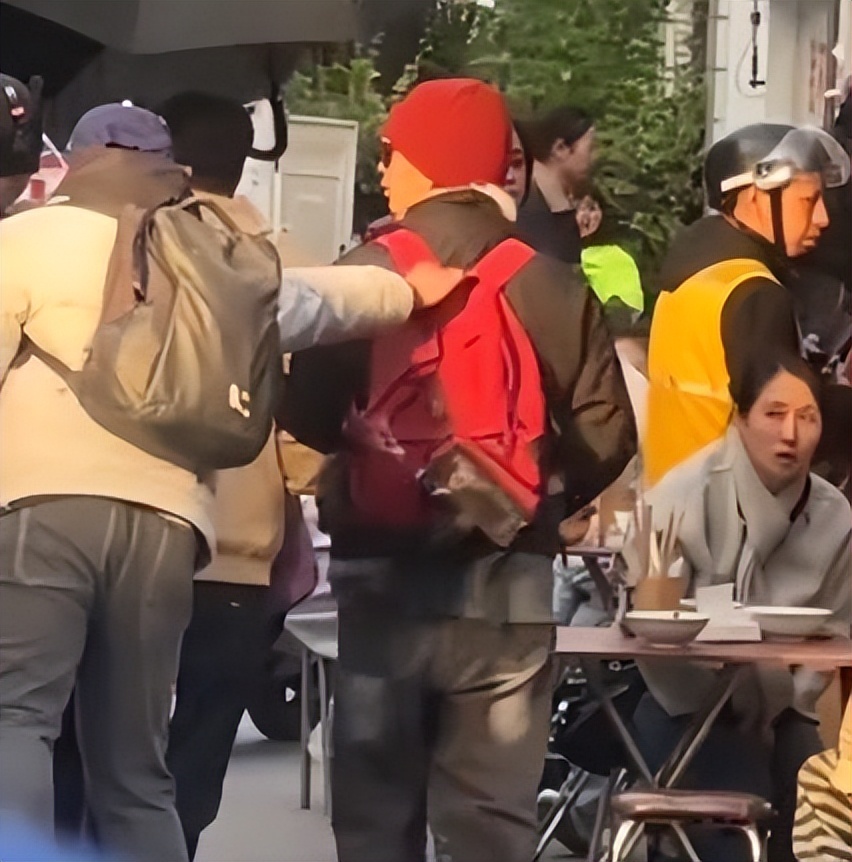 43岁孙俪苏州拍戏一脸凶相！对粉丝翻白眼好吓人，助理追着路人撵(图30)