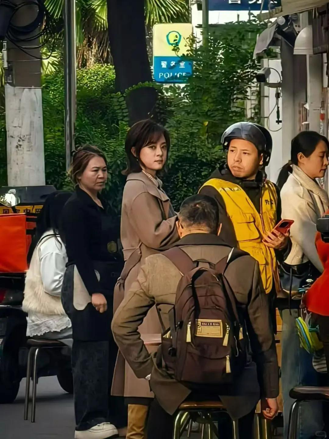 43岁孙俪苏州拍戏一脸凶相！对粉丝翻白眼好吓人，助理追着路人撵(图31)