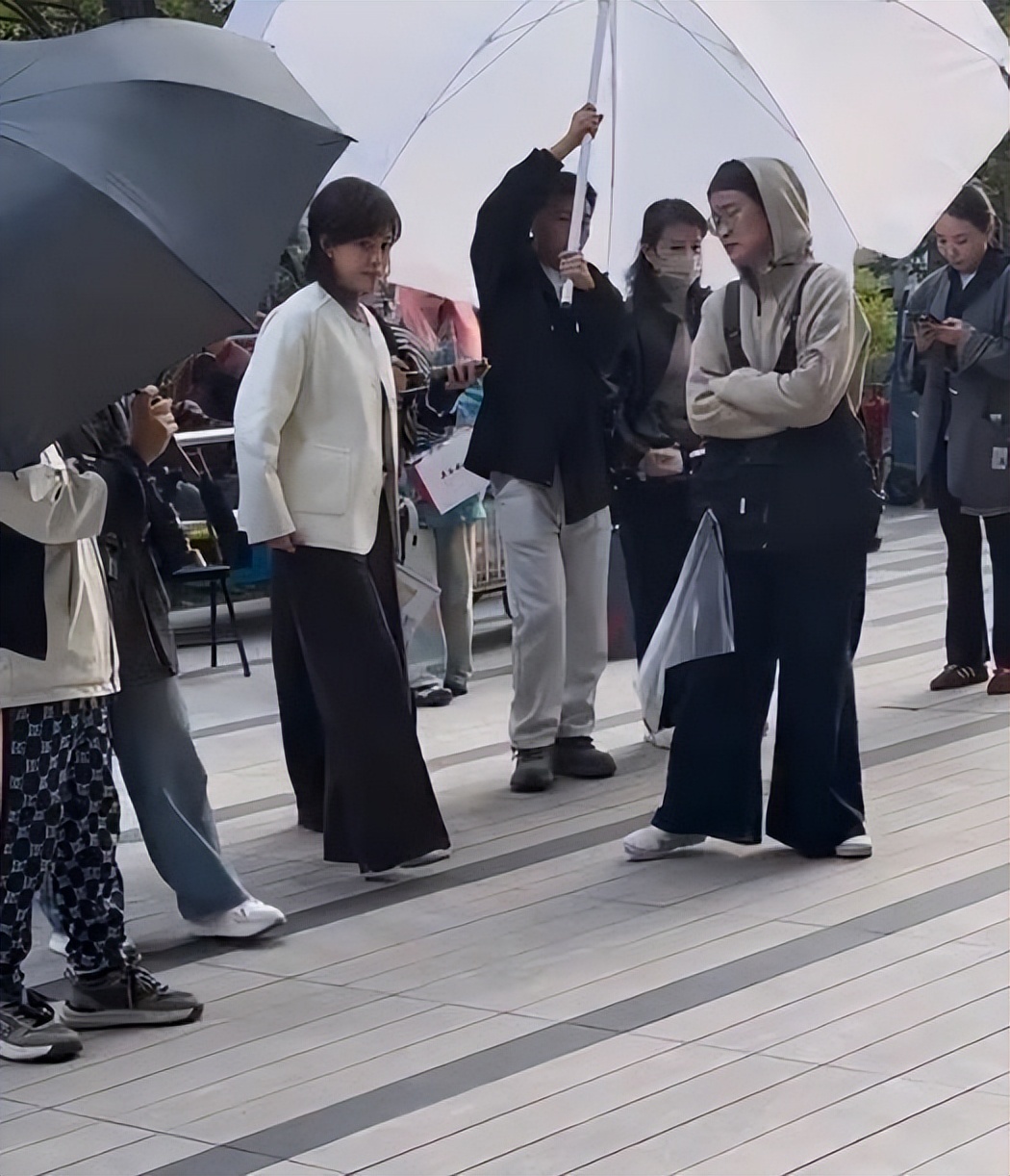 43岁孙俪苏州拍戏一脸凶相！对粉丝翻白眼好吓人，助理追着路人撵(图34)