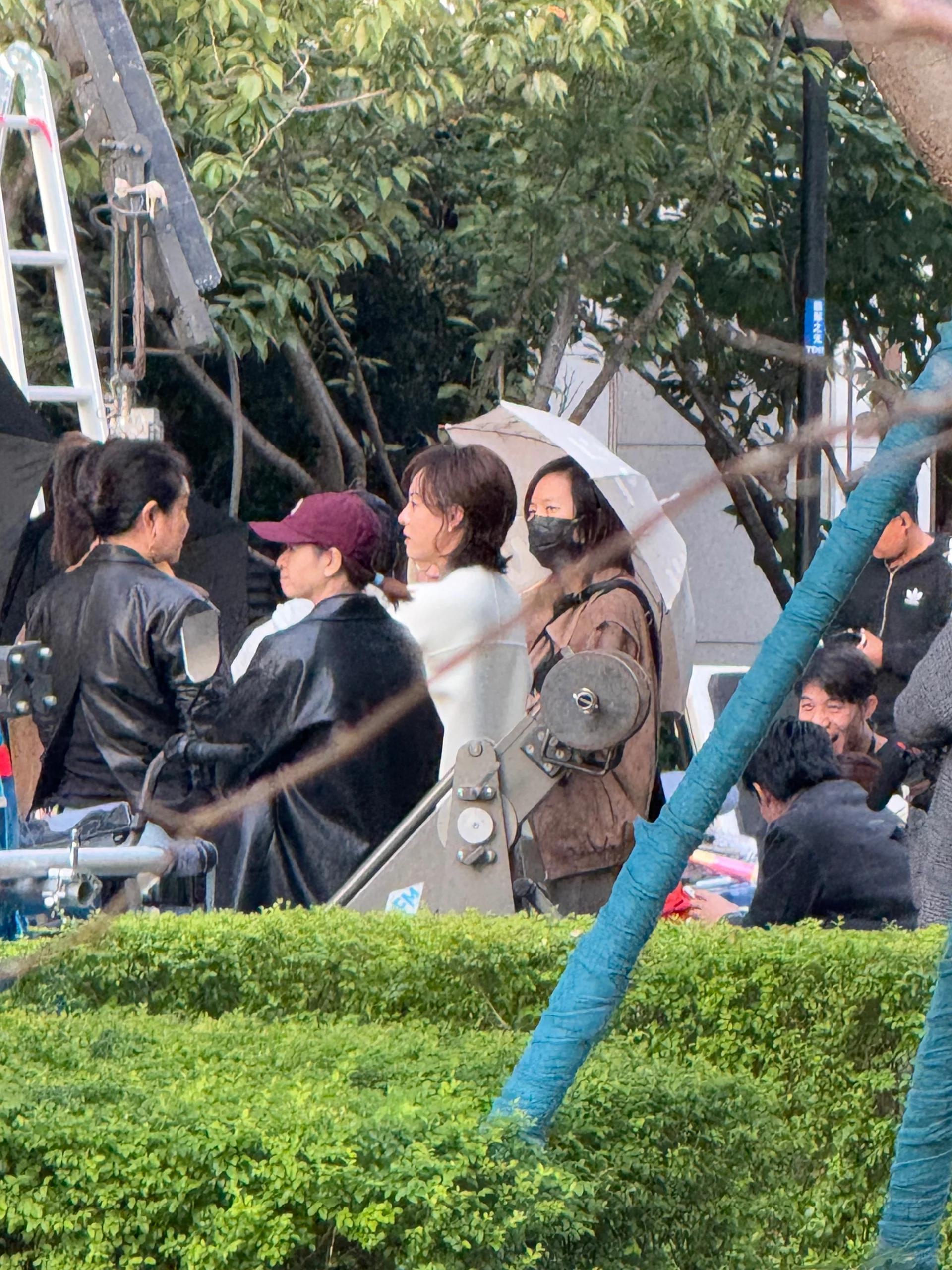 43岁孙俪苏州拍戏一脸凶相！对粉丝翻白眼好吓人，助理追着路人撵(图32)