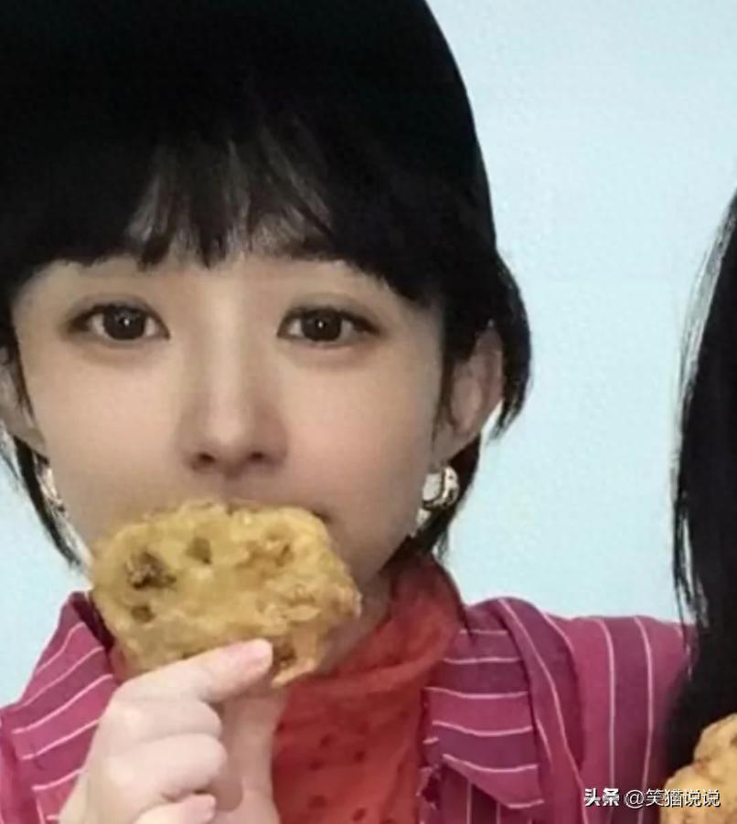 赵丽颖与好友相聚合照:齐刘海新发型好乖巧,红衣棒球帽显活泼(图1) 赵丽颖与好友相聚合照:齐刘海新发型好乖巧,红衣棒球帽显活泼(图1)