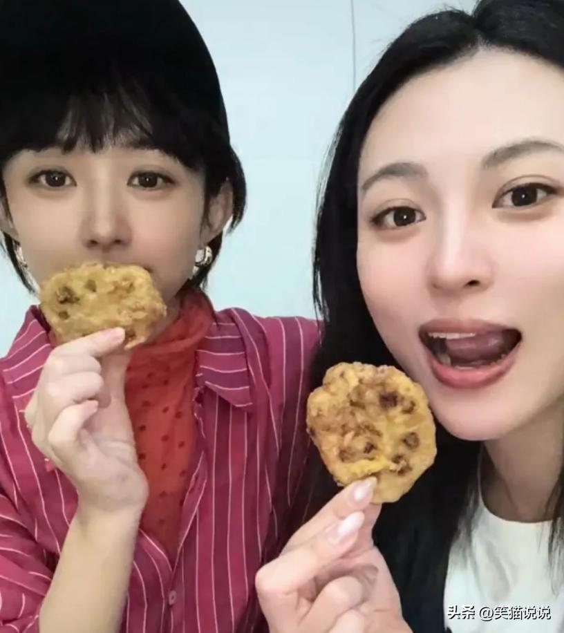 赵丽颖与好友相聚合照:齐刘海新发型好乖巧,红衣棒球帽显活泼(图2) 赵丽颖与好友相聚合照:齐刘海新发型好乖巧,红衣棒球帽显活泼(图2)