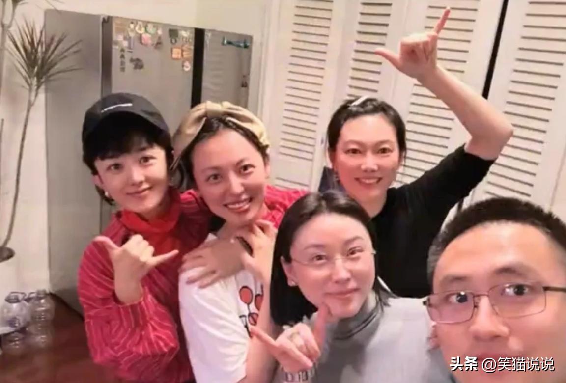 赵丽颖与好友相聚合照:齐刘海新发型好乖巧,红衣棒球帽显活泼(图3) 赵丽颖与好友相聚合照:齐刘海新发型好乖巧,红衣棒球帽显活泼(图3)