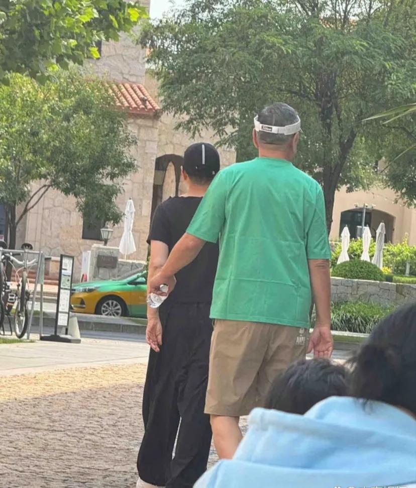 65岁宋丹丹和赵玉吉逛街好恩爱，认识28天闪婚，真是遇见了对的人(图2)