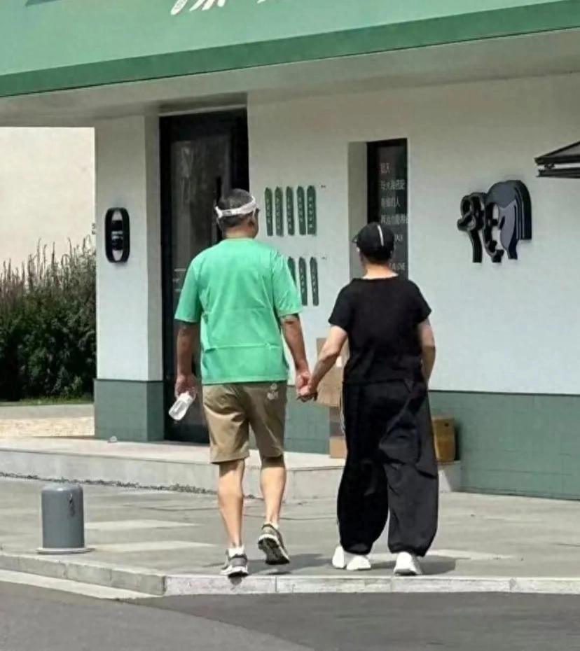 65岁宋丹丹和赵玉吉逛街好恩爱，认识28天闪婚，真是遇见了对的人(图1)