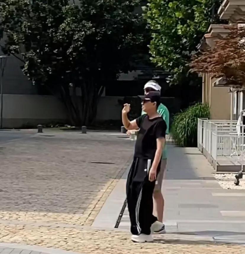 65岁宋丹丹和赵玉吉逛街好恩爱，认识28天闪婚，真是遇见了对的人(图3)