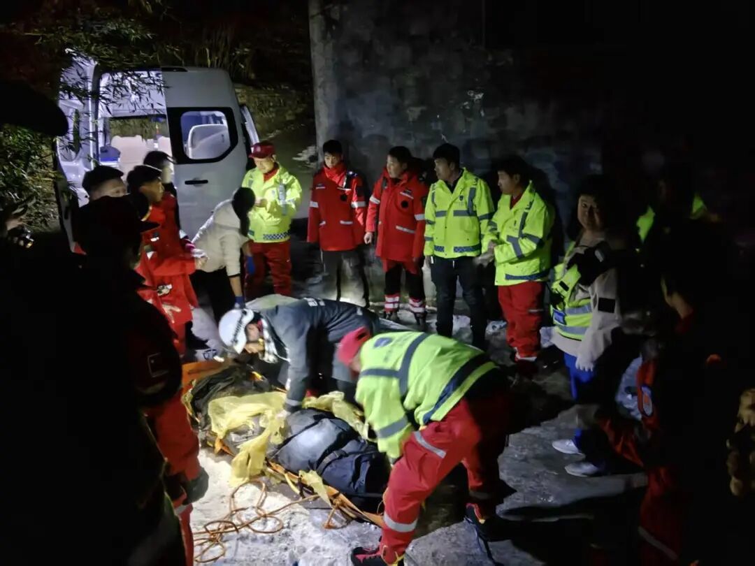 男子徒步从百余米高崖坠落当场遇难,现场曝光(图3) 男子徒步从百余米高崖坠落当场遇难,现场曝光(图3)