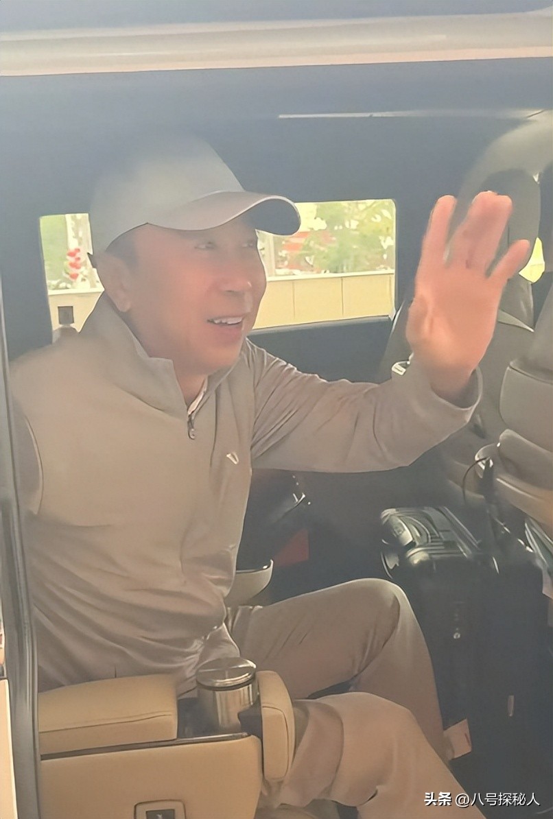 68岁冯巩现状曝光:住100平小房纸箱衣服乱扔,一次性口罩反复用(图10) 68岁冯巩现状曝光:住100平小房纸箱衣服乱扔,一次性口罩反复用(图10)