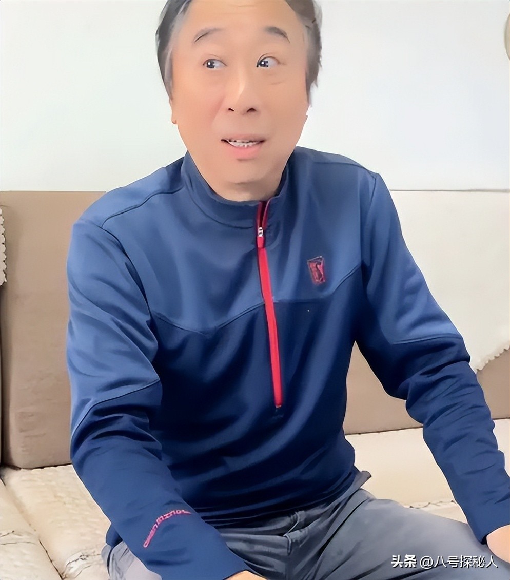 68岁冯巩现状曝光:住100平小房纸箱衣服乱扔,一次性口罩反复用(图2) 68岁冯巩现状曝光:住100平小房纸箱衣服乱扔,一次性口罩反复用(图2)