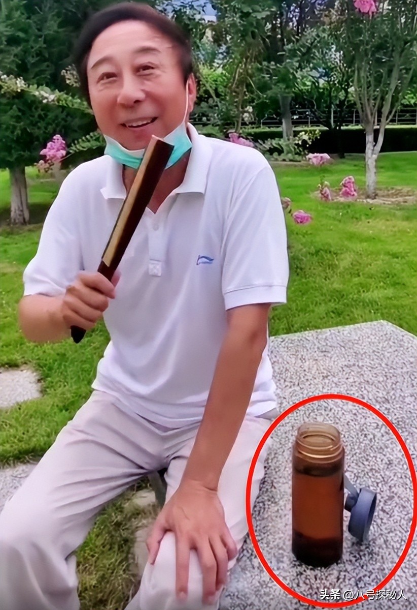 68岁冯巩现状曝光:住100平小房纸箱衣服乱扔,一次性口罩反复用(图12) 68岁冯巩现状曝光:住100平小房纸箱衣服乱扔,一次性口罩反复用(图12)