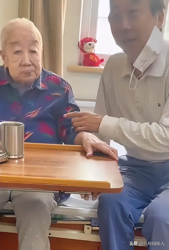 68岁冯巩现状曝光:住100平小房纸箱衣服乱扔,一次性口罩反复用(图20) 68岁冯巩现状曝光:住100平小房纸箱衣服乱扔,一次性口罩反复用(图20)