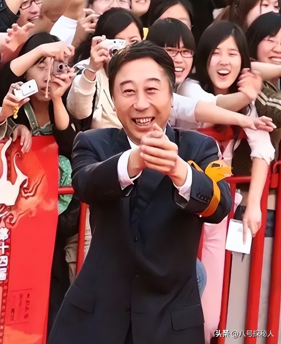 68岁冯巩现状曝光:住100平小房纸箱衣服乱扔,一次性口罩反复用(图27) 68岁冯巩现状曝光:住100平小房纸箱衣服乱扔,一次性口罩反复用(图27)