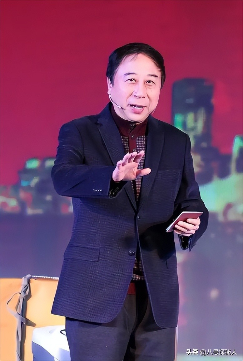 68岁冯巩现状曝光:住100平小房纸箱衣服乱扔,一次性口罩反复用(图29) 68岁冯巩现状曝光:住100平小房纸箱衣服乱扔,一次性口罩反复用(图29)