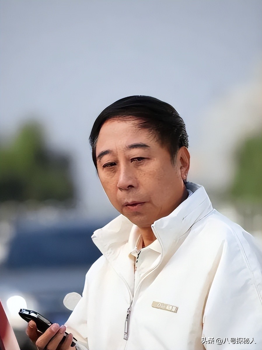 68岁冯巩现状曝光:住100平小房纸箱衣服乱扔,一次性口罩反复用(图32) 68岁冯巩现状曝光:住100平小房纸箱衣服乱扔,一次性口罩反复用(图32)