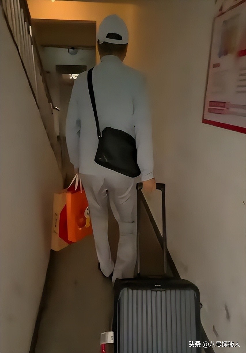 68岁冯巩现状曝光:住100平小房纸箱衣服乱扔,一次性口罩反复用(图31) 68岁冯巩现状曝光:住100平小房纸箱衣服乱扔,一次性口罩反复用(图31)