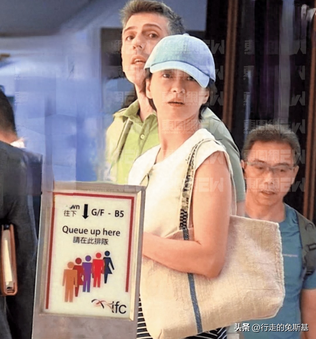 49岁梁咏琪拼命吸金，打扮朴素逛超市，连