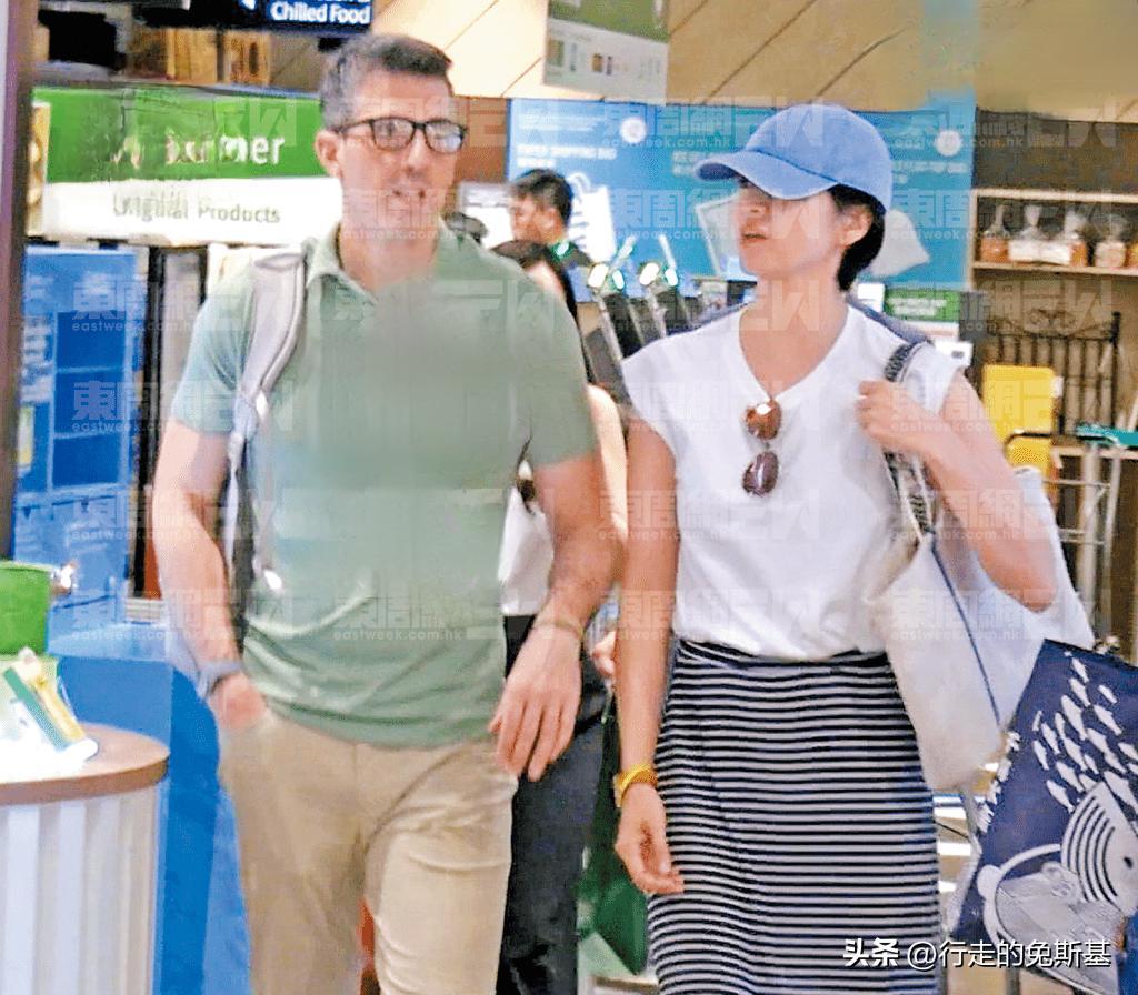 49岁梁咏琪拼命吸金,打扮朴素逛超市,连一块钱购物袋都不舍得买(图4) 49岁梁咏琪拼命吸金,打扮朴素逛超市,连一块钱购物袋都不舍得买(图4)