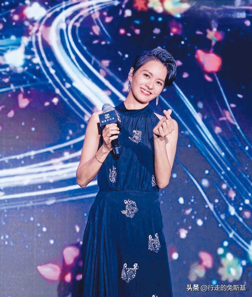 49岁梁咏琪拼命吸金,打扮朴素逛超市,连一块钱购物袋都不舍得买(图2) 49岁梁咏琪拼命吸金,打扮朴素逛超市,连一块钱购物袋都不舍得买(图2)